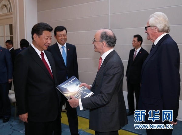 10月22日，國家主席習近平在倫敦集體會見英國前首相布朗等英國友人。新華社記者 龐興雷 攝 