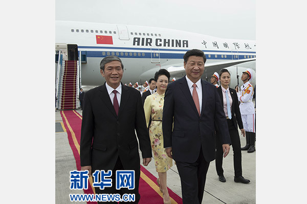 11月5日，中共中央總書記、國家主席習(xí)近平抵達(dá)越南首都河內(nèi)，開始對(duì)越南進(jìn)行國事訪問。這是越南高級(jí)官員到機(jī)場迎接習(xí)近平和夫人彭麗媛。新華社記者李學(xué)仁攝