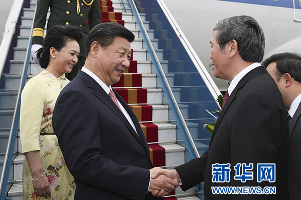 11月5日，中共中央總書記、國家主席習(xí)近平抵達(dá)越南首都河內(nèi)，開始對(duì)越南進(jìn)行國事訪問。這是越南高級(jí)官員到機(jī)場迎接習(xí)近平和夫人彭麗媛。新華社記者蘭紅光攝 