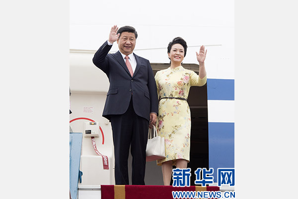 11月5日，中共中央總書記、國家主席習(xí)近平抵達(dá)越南首都河內(nèi)，開始對(duì)越南進(jìn)行國事訪問。這是習(xí)近平和夫人彭麗媛步出艙門向歡迎人群揮手致意。新華社記者 李學(xué)仁 攝