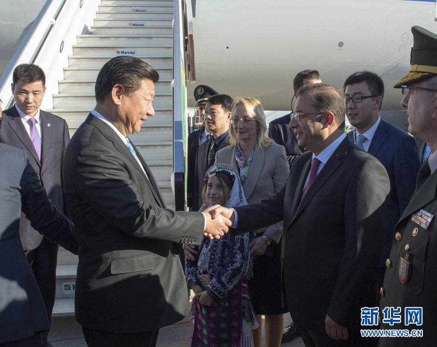  11月14日，國家主席習(xí)近平抵達(dá)土耳其安塔利亞，應(yīng)土耳其共和國總統(tǒng)埃爾多安邀請(qǐng)，出席二十國集團(tuán)領(lǐng)導(dǎo)人第十次峰會(huì)。土耳其高級(jí)官員到機(jī)場(chǎng)迎接習(xí)近平主席一行。新華社記者 李學(xué)仁 攝 