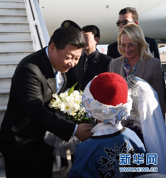 11月14日，國家主席習(xí)近平抵達(dá)土耳其安塔利亞，應(yīng)土耳其共和國總統(tǒng)埃爾多安邀請(qǐng)，出席二十國集團(tuán)領(lǐng)導(dǎo)人第十次峰會(huì)。這是土耳其兒童向習(xí)近平主席獻(xiàn)花。新華社記者 饒愛民 攝 