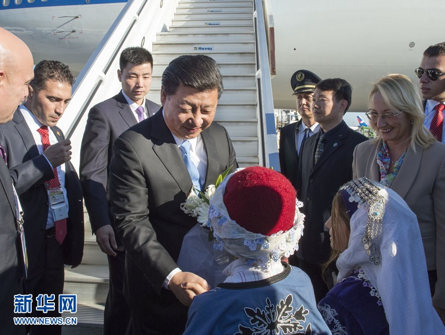 11月14日，國家主席習(xí)近平抵達(dá)土耳其安塔利亞，應(yīng)土耳其共和國總統(tǒng)埃爾多安邀請(qǐng)，出席二十國集團(tuán)領(lǐng)導(dǎo)人第十次峰會(huì)。這是土耳其兒童向習(xí)近平主席獻(xiàn)花。新華社記者 李學(xué)仁 攝 