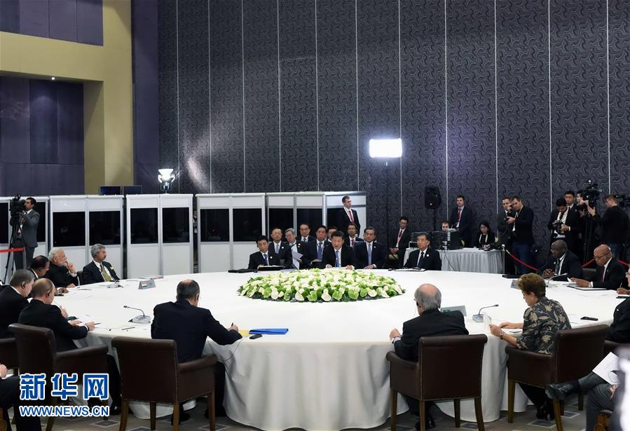  11月15日，金磚國家領(lǐng)導(dǎo)人非正式會晤在土耳其安塔利亞舉行，中國國家主席習(xí)近平、俄羅斯總統(tǒng)普京、印度總理莫迪、南非總統(tǒng)祖馬、巴西總統(tǒng)羅塞夫出席。習(xí)近平在會上發(fā)表題為《開拓機(jī)遇應(yīng)對挑戰(zhàn)》的重要講話。 新華社記者 饒愛民 攝 