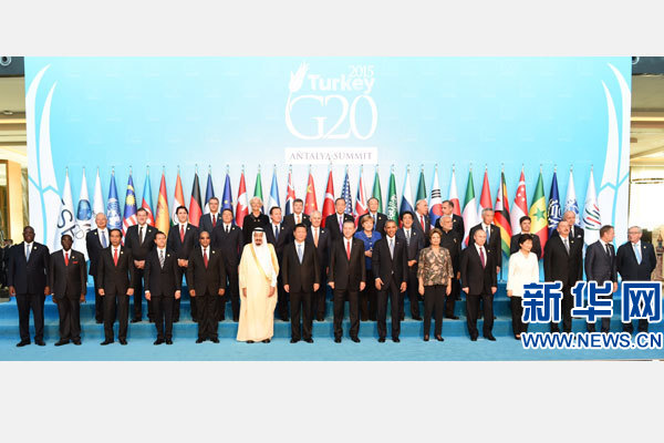 11月15日，二十國集團(tuán)領(lǐng)導(dǎo)人第十次峰會在土耳其安塔利亞舉行。國家主席習(xí)近平出席并發(fā)表題為《創(chuàng)新增長路徑共享發(fā)展成果》的重要講話。這是習(xí)近平主席同與會領(lǐng)導(dǎo)人合影。 新華社記者 李學(xué)仁 攝