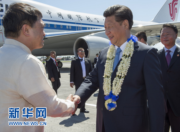 11月17日，國家主席習(xí)近平抵達(dá)菲律賓首都馬尼拉尼諾&middot;阿基諾國際機(jī)場，出席即將舉行的亞太經(jīng)合組織第二十三次領(lǐng)導(dǎo)人非正式會議。菲律賓高級官員到機(jī)場迎接習(xí)近平主席。新華社記者李學(xué)仁攝