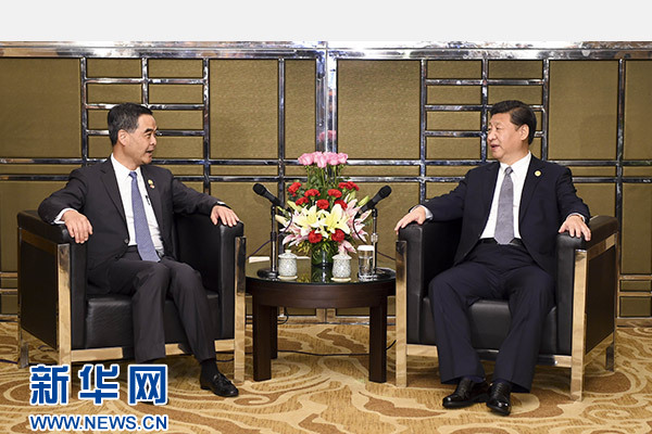 11月18日，國(guó)家主席習(xí)近平在菲律賓馬尼拉會(huì)見前來(lái)出席亞太經(jīng)合組織第二十三次領(lǐng)導(dǎo)人非正式會(huì)議的香港特別行政區(qū)行政長(zhǎng)官梁振英。新華社記者謝環(huán)馳攝