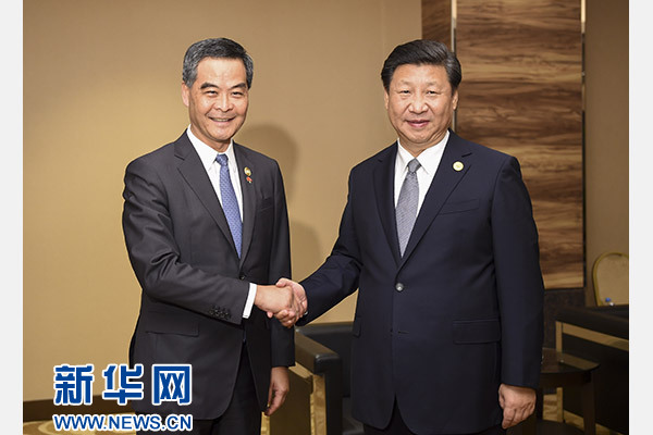 11月18日，國(guó)家主席習(xí)近平在菲律賓馬尼拉會(huì)見前來(lái)出席亞太經(jīng)合組織第二十三次領(lǐng)導(dǎo)人非正式會(huì)議的香港特別行政區(qū)行政長(zhǎng)官梁振英。新華社記者謝環(huán)馳攝