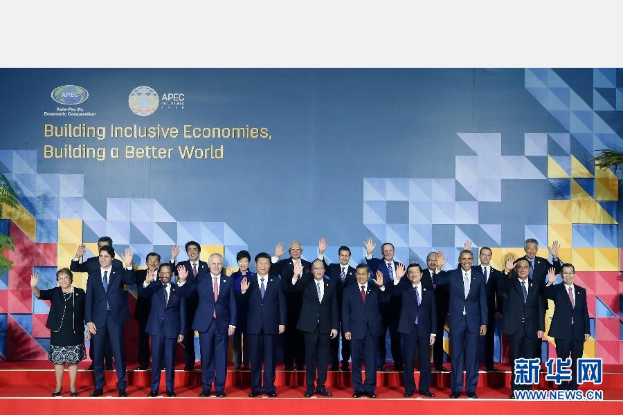 這是會(huì)議開始前，國家主席習(xí)近平同其他亞太經(jīng)合組織成員經(jīng)濟(jì)體領(lǐng)導(dǎo)人、代表合影。 新華社記者 姚大偉 攝