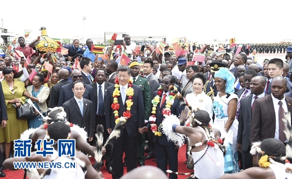 12月1日，中國國家主席習(xí)近平乘專機(jī)抵達(dá)津巴布韋首都哈拉雷，開始對津巴布韋進(jìn)行國事訪問。津巴布韋總統(tǒng)穆加貝在機(jī)場舉行隆重歡迎儀式。這是當(dāng)?shù)孛癖娞饸g快熱情的傳統(tǒng)舞蹈，歡迎習(xí)近平和彭麗媛到訪。新華社記者 謝環(huán)馳 攝 