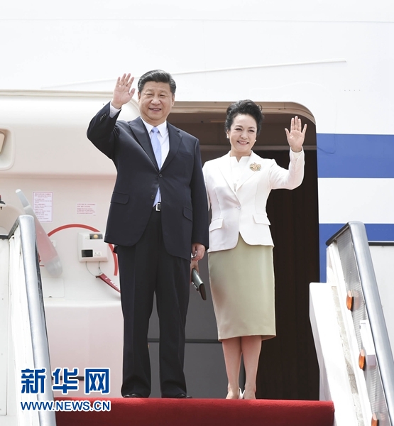 12月1日，中國國家主席習(xí)近平乘專機(jī)抵達(dá)津巴布韋首都哈拉雷，開始對津巴布韋進(jìn)行國事訪問。津巴布韋總統(tǒng)穆加貝在機(jī)場舉行隆重歡迎儀式。這是習(xí)近平和夫人彭麗媛向歡迎人群揮手致意。新華社記者 謝環(huán)馳 攝 