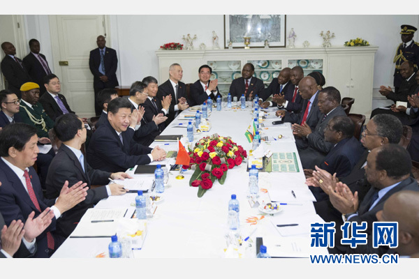 12月1日，國(guó)家主席習(xí)近平在哈拉雷同津巴布韋總統(tǒng)穆加貝舉行會(huì)談。 新華社記者 黃敬文 攝 