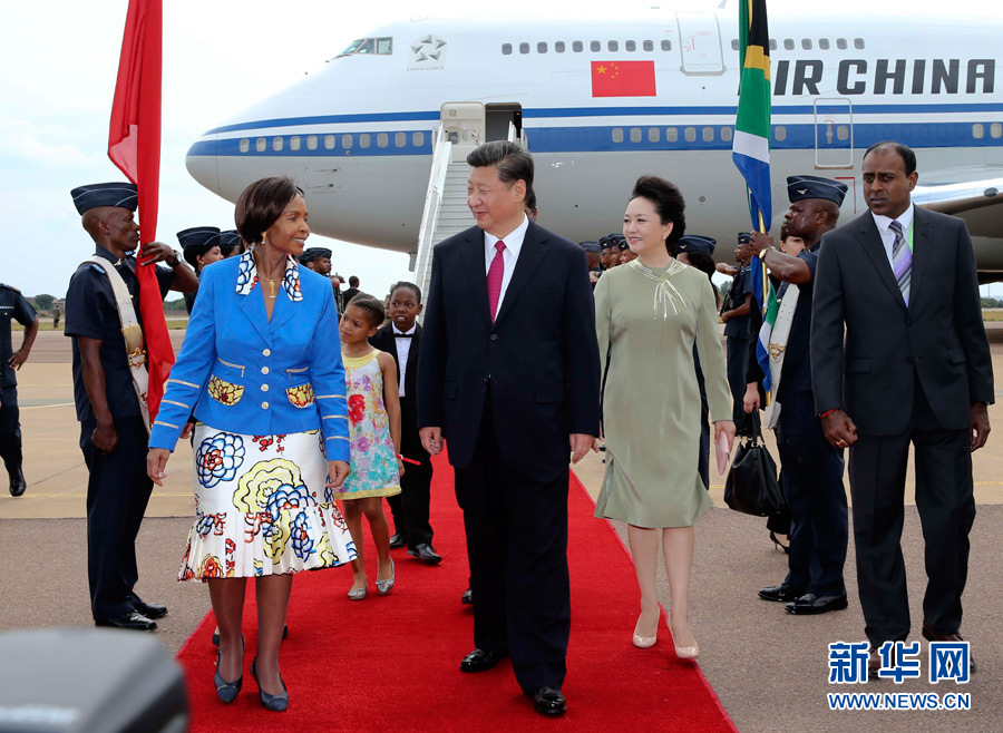 12月2日，國家主席習(xí)近平抵達(dá)南非首都比勒陀利亞，開始對(duì)南非進(jìn)行國事訪問。南非外長馬沙巴內(nèi)等政府高級(jí)官員到機(jī)場迎接習(xí)近平和夫人彭麗媛。新華社記者蘭紅光攝