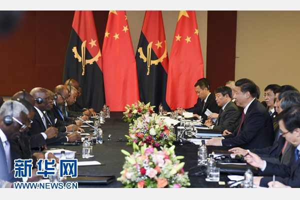 12月3日，國家主席習(xí)近平在約翰內(nèi)斯堡會見安哥拉總統(tǒng)多斯桑托斯。 新華社記者 謝環(huán)馳 攝