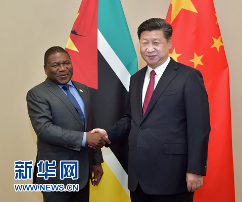 12月3日，國(guó)家主席習(xí)近平在約翰內(nèi)斯堡會(huì)見(jiàn)莫桑比克總統(tǒng)紐西。新華社記者 李濤 攝 