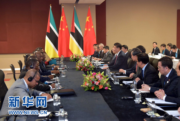 12月3日，國(guó)家主席習(xí)近平在約翰內(nèi)斯堡會(huì)見(jiàn)莫桑比克總統(tǒng)紐西。新華社記者 李濤 攝 