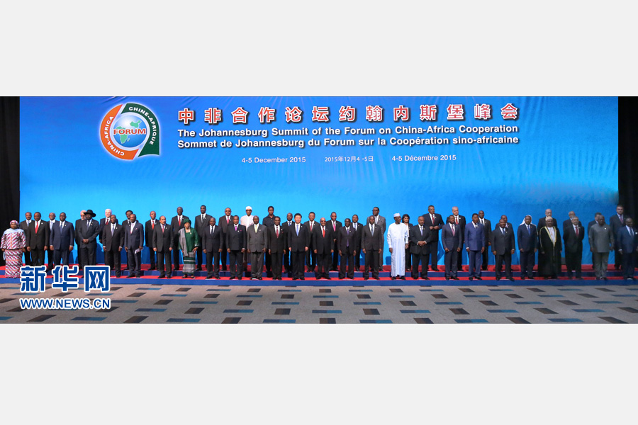 12月4日，國家主席習近平出席中非合作論壇約翰內(nèi)斯堡峰會開幕式并發(fā)表致辭。這是開幕式后，習近平同與會國家和地區(qū)組織領(lǐng)導人或代表集體合影。新華社記者龐興雷攝 