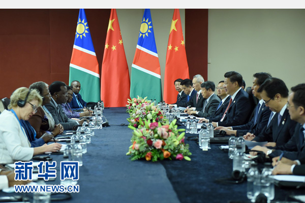 12月4日，國家主席習近平在約翰內(nèi)斯堡會見納米比亞總統(tǒng)根哥布。 新華社記者 張鐸 攝