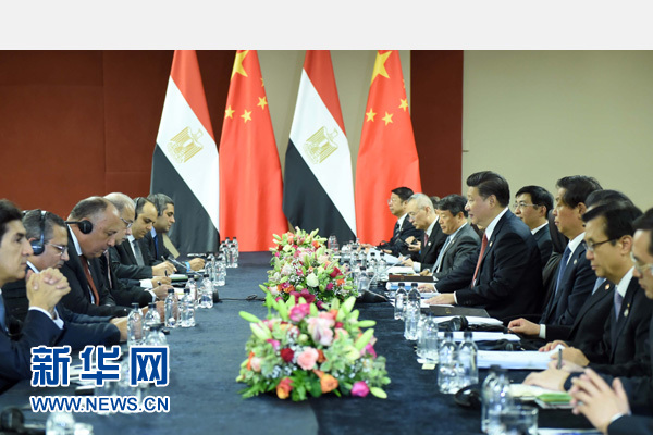 12月4日，國(guó)家主席習(xí)近平在約翰內(nèi)斯堡會(huì)見(jiàn)埃及總理伊斯梅爾。新華社記者 張鐸 攝 