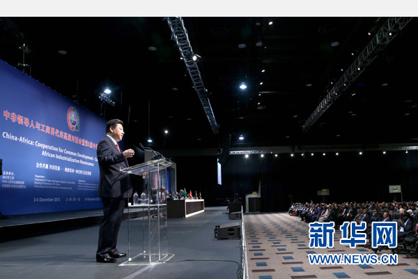 12月4日，國(guó)家主席習(xí)近平在約翰內(nèi)斯堡出席中非領(lǐng)導(dǎo)人與工商界代表高層對(duì)話(huà)會(huì)暨第五屆中非企業(yè)家大會(huì)閉幕式并發(fā)表題為《攜手共進(jìn)，譜寫(xiě)中非合作新篇章》的重要講話(huà)。新華社記者 姚大偉 攝