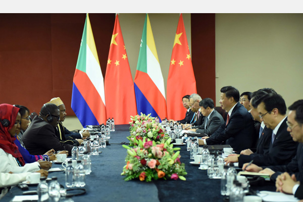 12月4日，國家主席習(xí)近平在約翰內(nèi)斯堡會(huì)見科摩羅總統(tǒng)伊基利盧。 新華社記者 張鐸 攝 

