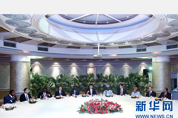 12月5日，國家主席習(xí)近平在約翰內(nèi)斯堡再次集體會見17位非洲國家領(lǐng)導(dǎo)人。 新華社記者 姚大偉 攝