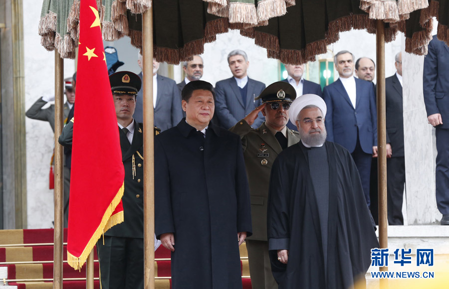 1月23日，國(guó)家主席習(xí)近平同伊朗總統(tǒng)魯哈尼在德黑蘭薩德阿巴德王宮舉行會(huì)談。這是會(huì)談前，習(xí)近平主席出席魯哈尼總統(tǒng)舉行的隆重歡迎儀式。新華社記者 鞠鵬 攝