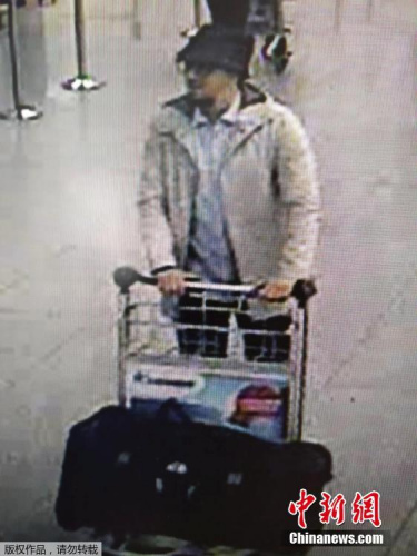 比利時聯(lián)邦警察公布一張機(jī)場監(jiān)控拍攝下的三名機(jī)場恐襲嫌疑犯的視頻截圖。