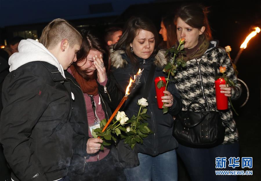 (國(guó)際)(2)布魯塞爾機(jī)場(chǎng)工作人員悼念恐襲遇難者