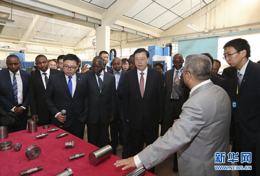 這是3月25日，張德江在肯尼亞首都內(nèi)羅畢考察中肯職業(yè)教育合作示范中心。 新華社記者丁林?jǐn)z