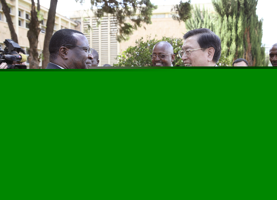 這是3月24日，張德江在肯尼亞首都內(nèi)羅畢與肯尼亞參議長埃蘇羅舉行會談。 新華社記者馬占成攝