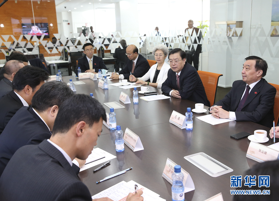 這是3月25日，張德江在肯尼亞首都內(nèi)羅畢考察中央電視臺非洲分臺并接見中央媒體駐非洲機(jī)構(gòu)負(fù)責(zé)人。 新華社記者馬占成攝