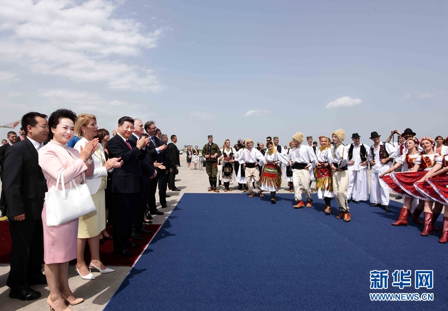 6月17日，國家主席習(xí)近平乘專機(jī)抵達(dá)貝爾格萊德，開始對塞爾維亞共和國進(jìn)行國事訪問。塞爾維亞民眾跳起歡快熱情的傳統(tǒng)舞蹈科羅舞熱烈歡迎習(xí)近平和夫人彭麗媛到訪。新華社記者 饒愛民 攝 