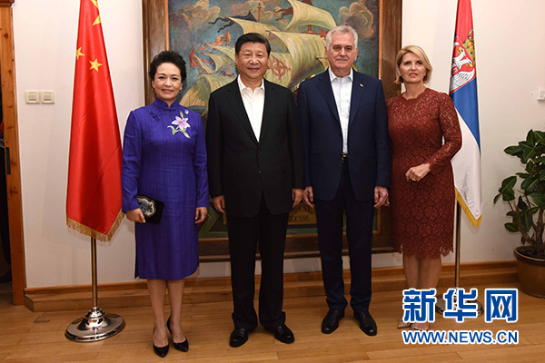 當(dāng)?shù)貢r(shí)間6月17日，國(guó)家主席習(xí)近平同塞爾維亞總統(tǒng)尼科利奇在貝爾格萊德舉行會(huì)晤。這是習(xí)近平和夫人彭麗媛同尼科利奇夫婦在和平別墅合影。新華社記者饒愛(ài)民攝