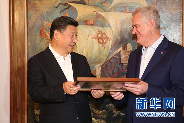 當(dāng)?shù)貢r(shí)間6月17日，國(guó)家主席習(xí)近平同塞爾維亞總統(tǒng)尼科利奇在貝爾格萊德舉行會(huì)晤。這是尼科利奇向習(xí)近平贈(zèng)送紀(jì)念品。新華社記者饒愛(ài)民攝
