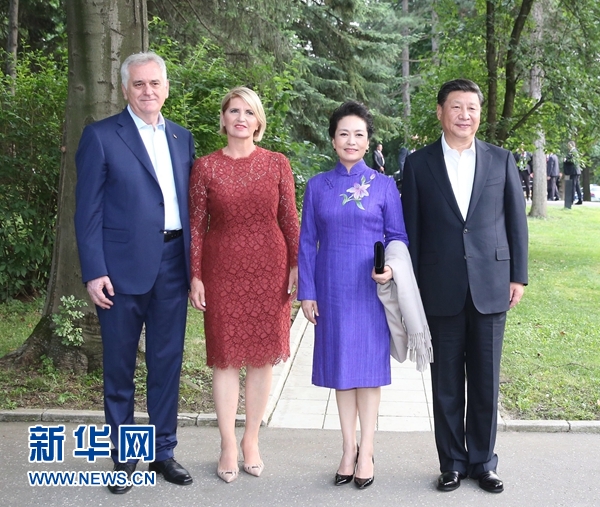 當(dāng)?shù)貢r(shí)間6月17日，國(guó)家主席習(xí)近平同塞爾維亞總統(tǒng)尼科利奇在貝爾格萊德舉行會(huì)晤。這是習(xí)近平和夫人彭麗媛同尼科利奇夫婦在和平別墅合影。新華社記者 丁林 攝