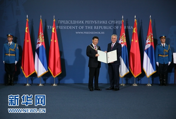 6月18日，國(guó)家主席習(xí)近平在貝爾格萊德同塞爾維亞總統(tǒng)尼科利奇舉行會(huì)談。會(huì)談后，尼科利奇向習(xí)近平授予塞爾維亞最高級(jí)別勛章&ldquo;共和國(guó)一級(jí)榮譽(yù)勛章&rdquo;，感謝習(xí)近平為中塞關(guān)系發(fā)展作出的杰出貢獻(xiàn)。新華社記者蘭紅光攝 