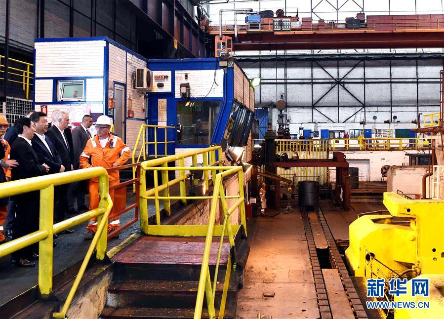 6月19日上午，國(guó)家主席習(xí)近平在貝爾格萊德參觀河鋼集團(tuán)塞爾維亞斯梅代雷沃鋼廠。 新華社記者 饒愛(ài)民 攝