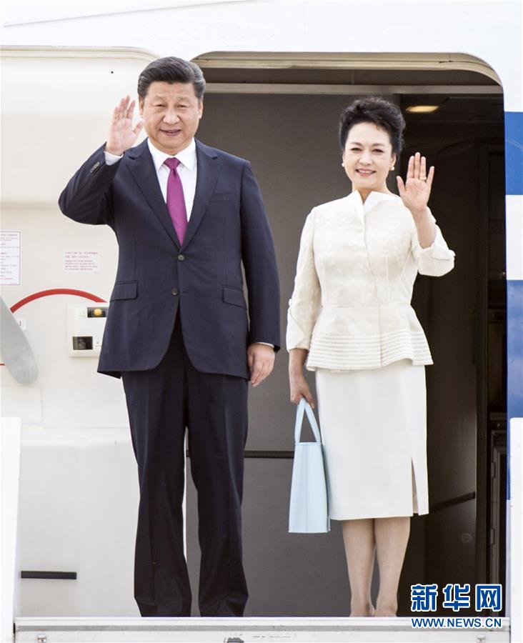 6月19日，國家主席習(xí)近平抵達(dá)華沙，開始對(duì)波蘭共和國進(jìn)行國事訪問。這是習(xí)近平和夫人彭麗媛步出艙門。 新華社記者 謝環(huán)馳 攝 