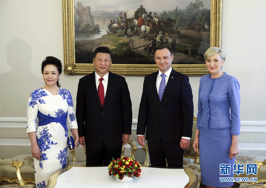6月20日，國家主席習(xí)近平出席波蘭總統(tǒng)杜達在華沙總統(tǒng)府舉行的隆重歡迎儀式。歡迎儀式后，習(xí)近平和夫人彭麗媛同杜達和夫人阿加塔簡短寒暄。新華社記者 蘭紅光 攝