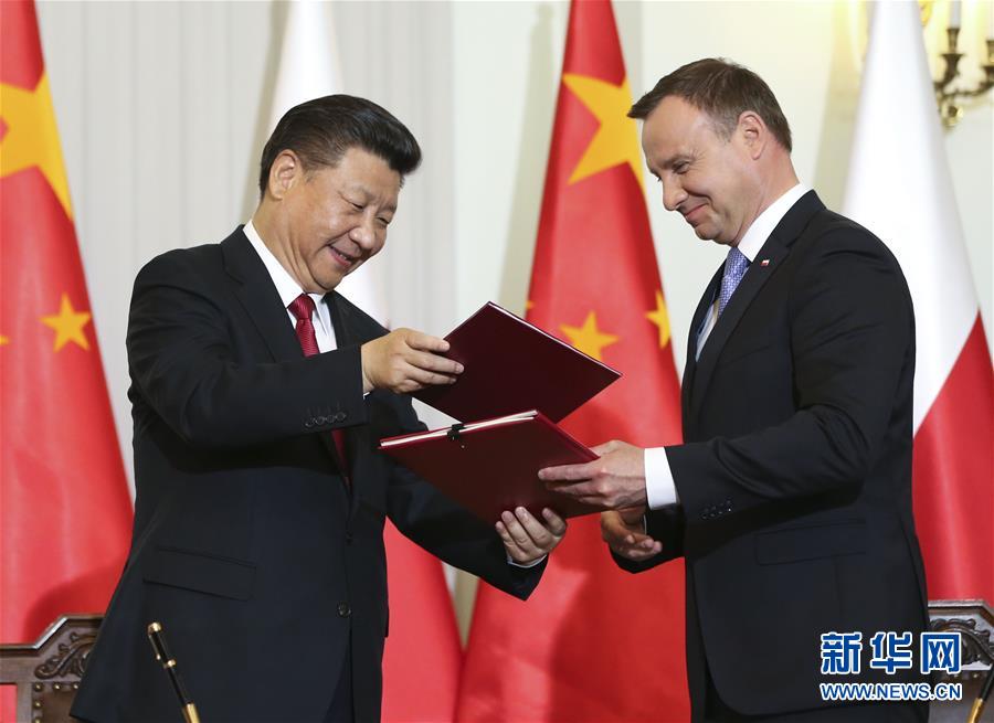 6月20日，國(guó)家主席習(xí)近平在華沙同波蘭總統(tǒng)杜達(dá)舉行會(huì)談。這是會(huì)談后，兩國(guó)元首共同簽署《中華人民共和國(guó)和波蘭共和國(guó)關(guān)于建立全面戰(zhàn)略伙伴關(guān)系的聯(lián)合聲明》。新華社記者蘭紅光攝