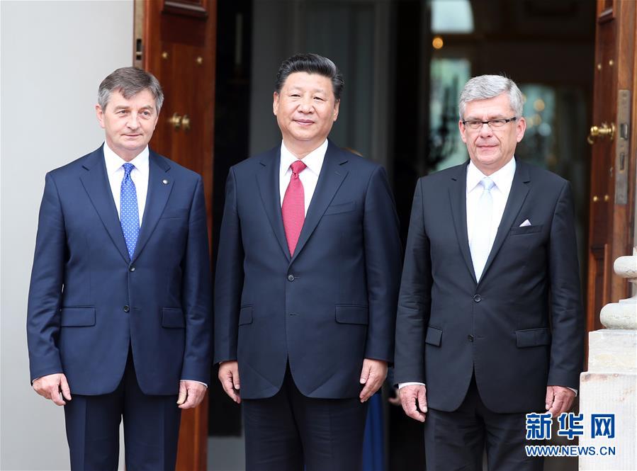 6月20日，國家主席習(xí)近平在華沙瓦津基公園水上宮殿會見波蘭參議長卡切夫斯基（右）和眾議長庫赫欽斯基。 新華社記者 姚大偉 攝  