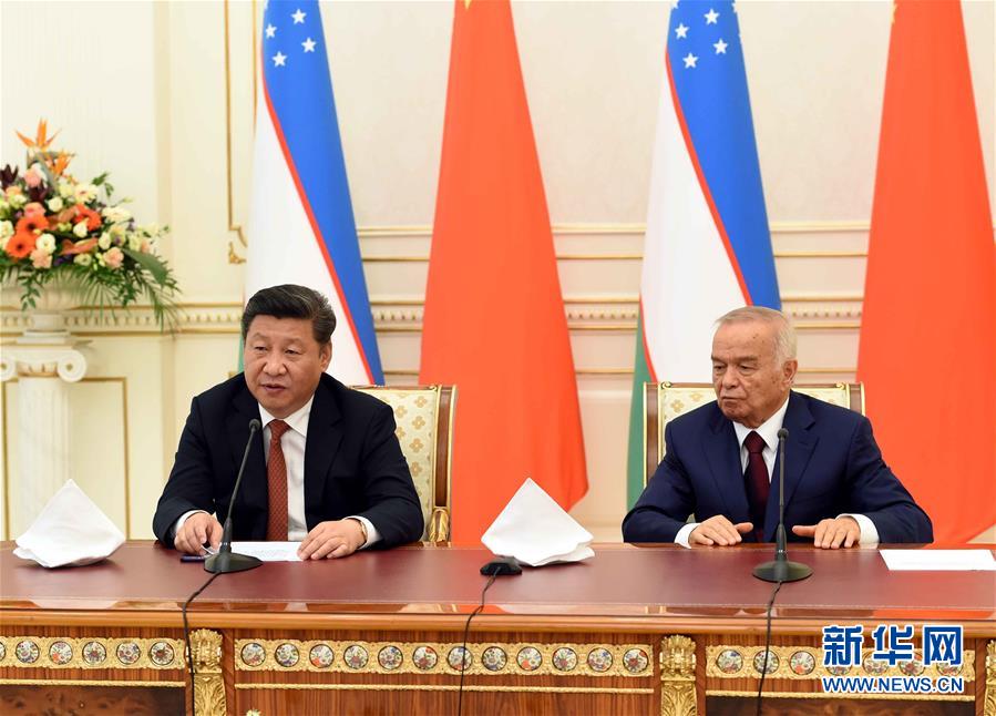 6月22日，國家主席習近平在塔什干庫克薩萊國賓館同烏茲別克斯坦總統(tǒng)卡里莫夫舉行會談。會談后，兩國元首共同會見記者。 新華社記者饒愛民攝