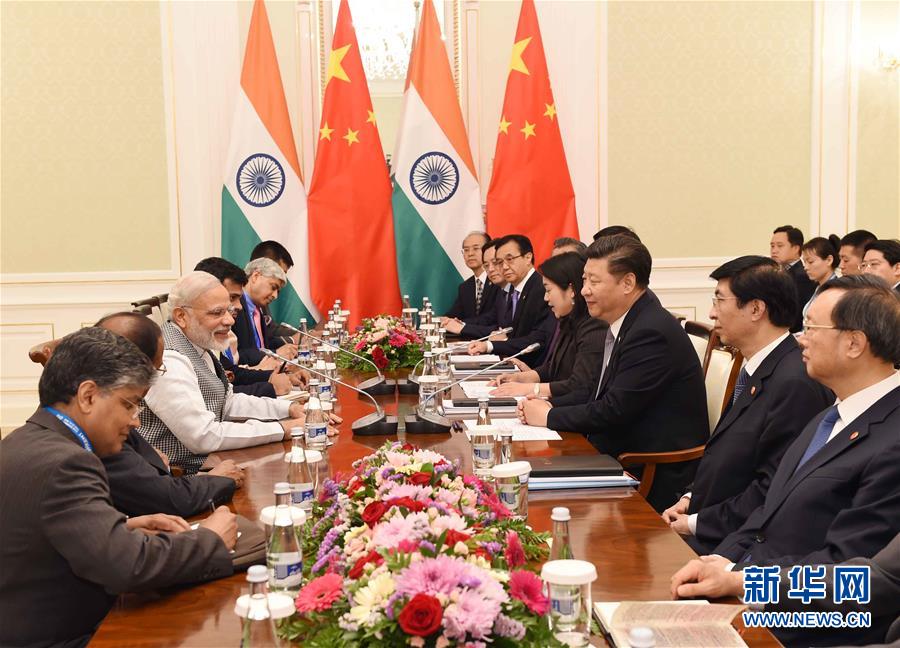 6月23日，國家主席習近平在烏茲別克斯坦塔什干會見印度總理莫迪。新華社記者 饒愛民攝