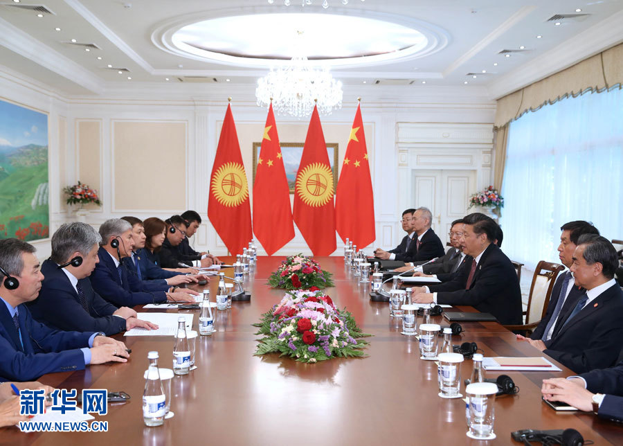 6月24日，國(guó)家主席習(xí)近平在烏茲別克斯坦塔什干會(huì)見吉爾吉斯斯坦總統(tǒng)阿坦巴耶夫。 新華社記者 馬占成 攝