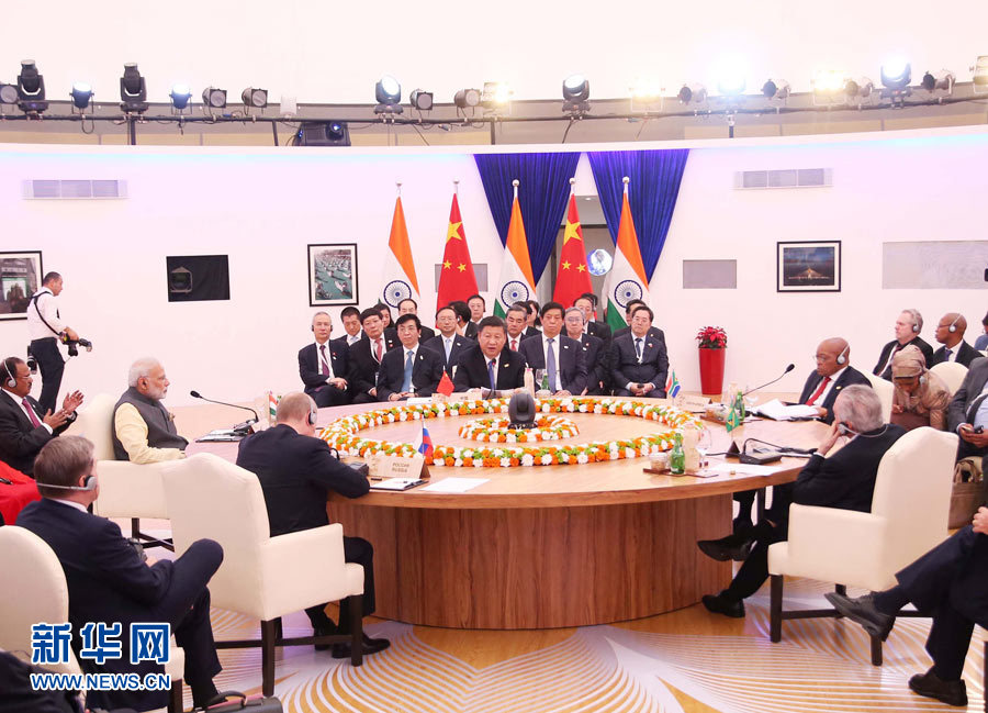 10月16日，金磚國(guó)家領(lǐng)導(dǎo)人第八次會(huì)晤在印度果阿舉行。中國(guó)國(guó)家主席習(xí)近平、印度總理莫迪、南非總統(tǒng)祖馬、巴西總統(tǒng)特梅爾、俄羅斯總統(tǒng)普京出席。習(xí)近平發(fā)表題為《堅(jiān)定信心　共謀發(fā)展》的重要講話。新華社記者姚大偉攝 