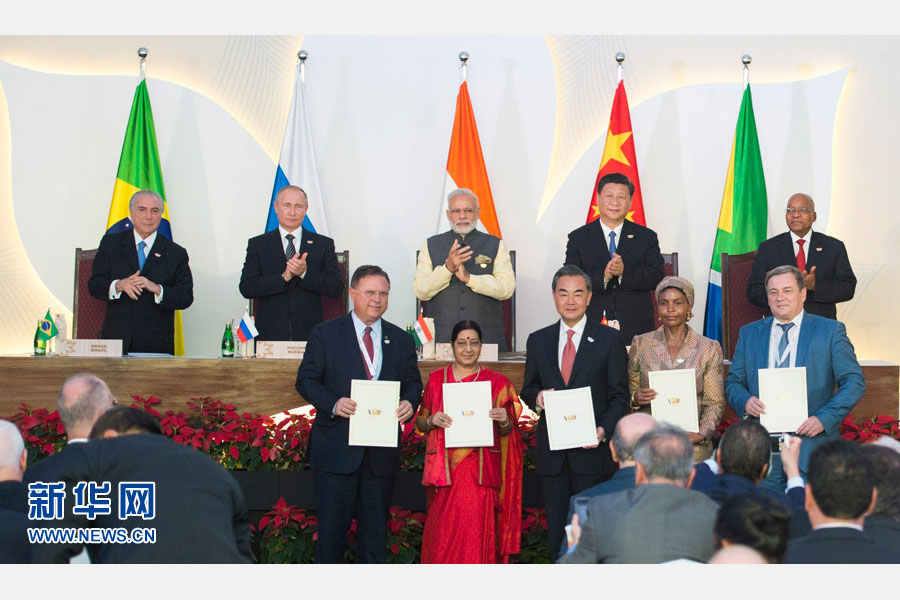 10月16日，金磚國(guó)家領(lǐng)導(dǎo)人第八次會(huì)晤在印度果阿舉行。中國(guó)國(guó)家主席習(xí)近平、印度總理莫迪、南非總統(tǒng)祖馬、巴西總統(tǒng)特梅爾、俄羅斯總統(tǒng)普京出席。這是會(huì)晤結(jié)束后，5國(guó)領(lǐng)導(dǎo)人共同見證合作文件的簽署，并出席聯(lián)合記者會(huì)。新華社記者謝環(huán)馳攝 