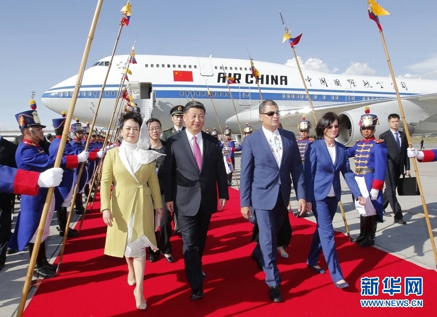 當(dāng)?shù)貢r間11月17日，國家主席習(xí)近平乘專機抵達基多，開始對厄瓜多爾共和國進行國事訪問。厄瓜多爾總統(tǒng)科雷亞和夫人馬勒布等在機場熱情迎接習(xí)近平和夫人彭麗媛。新華社記者 鞠鵬 攝 