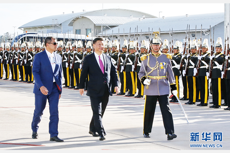 當(dāng)?shù)貢r間11月17日，國家主席習(xí)近平乘專機抵達基多，開始對厄瓜多爾共和國進行國事訪問。這是厄瓜多爾總統(tǒng)科雷亞在機場為習(xí)近平舉行隆重歡迎儀式。新華社記者 鞠鵬 攝 