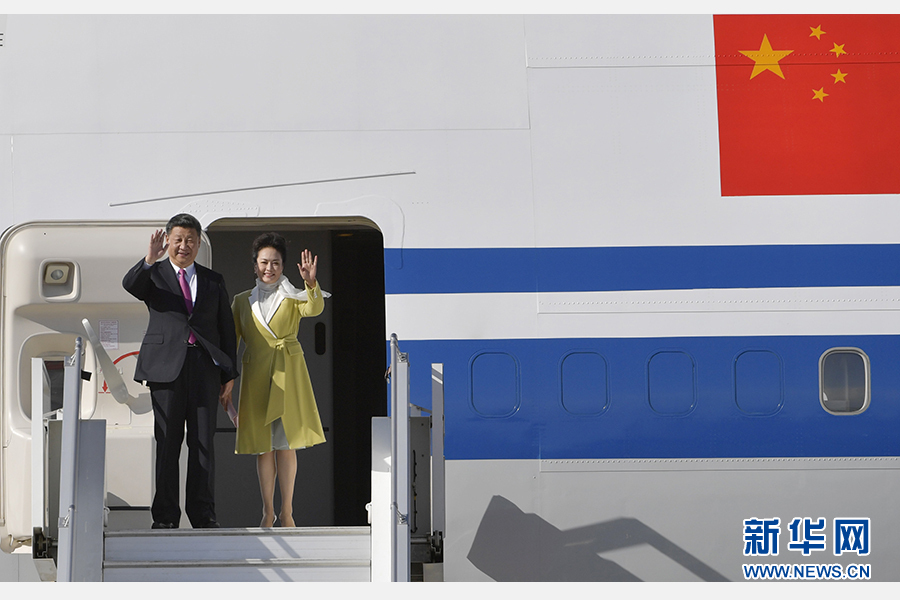 當(dāng)?shù)貢r間11月17日，國家主席習(xí)近平乘專機抵達基多，開始對厄瓜多爾共和國進行國事訪問。這是習(xí)近平與夫人彭麗媛向歡迎人群揮手致意。新華社記者 王曄 攝 